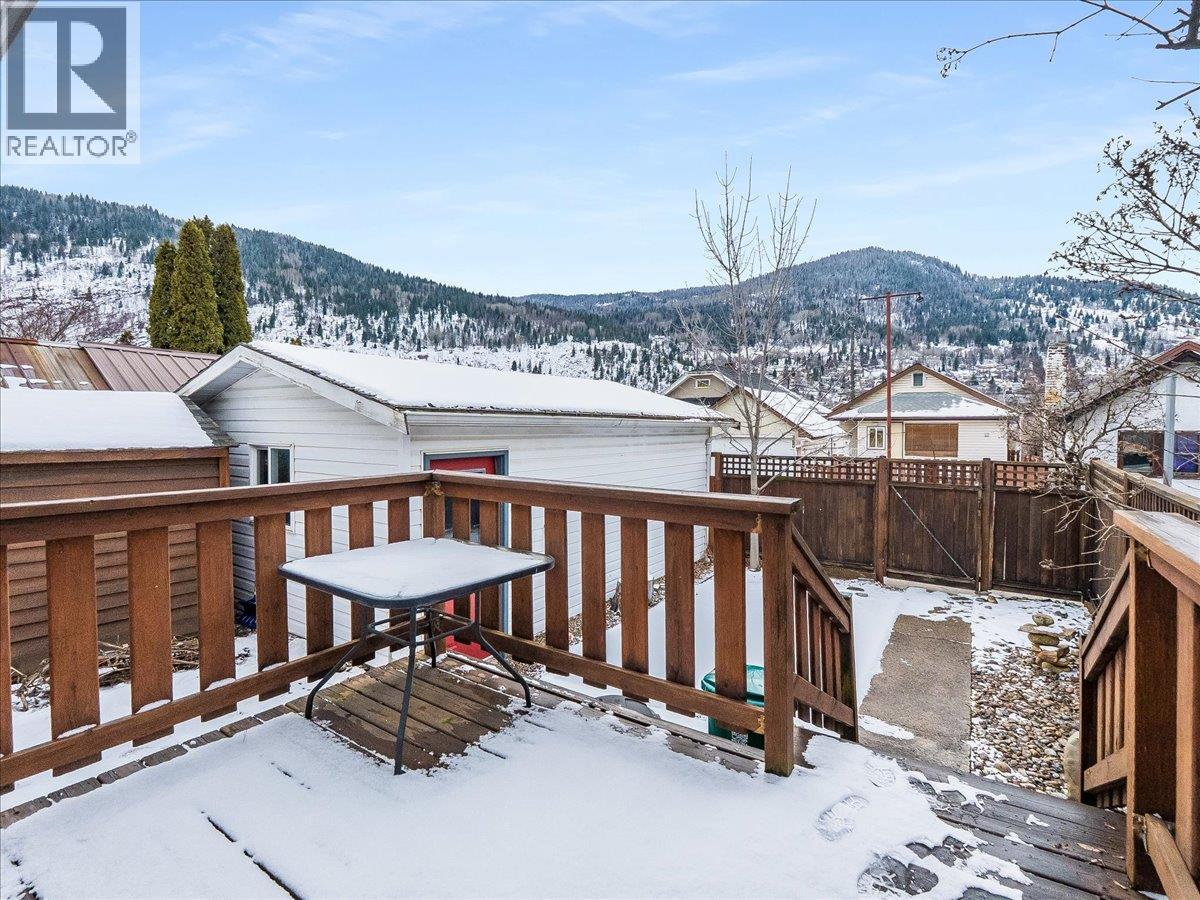 1522 Third Avenue, Trail