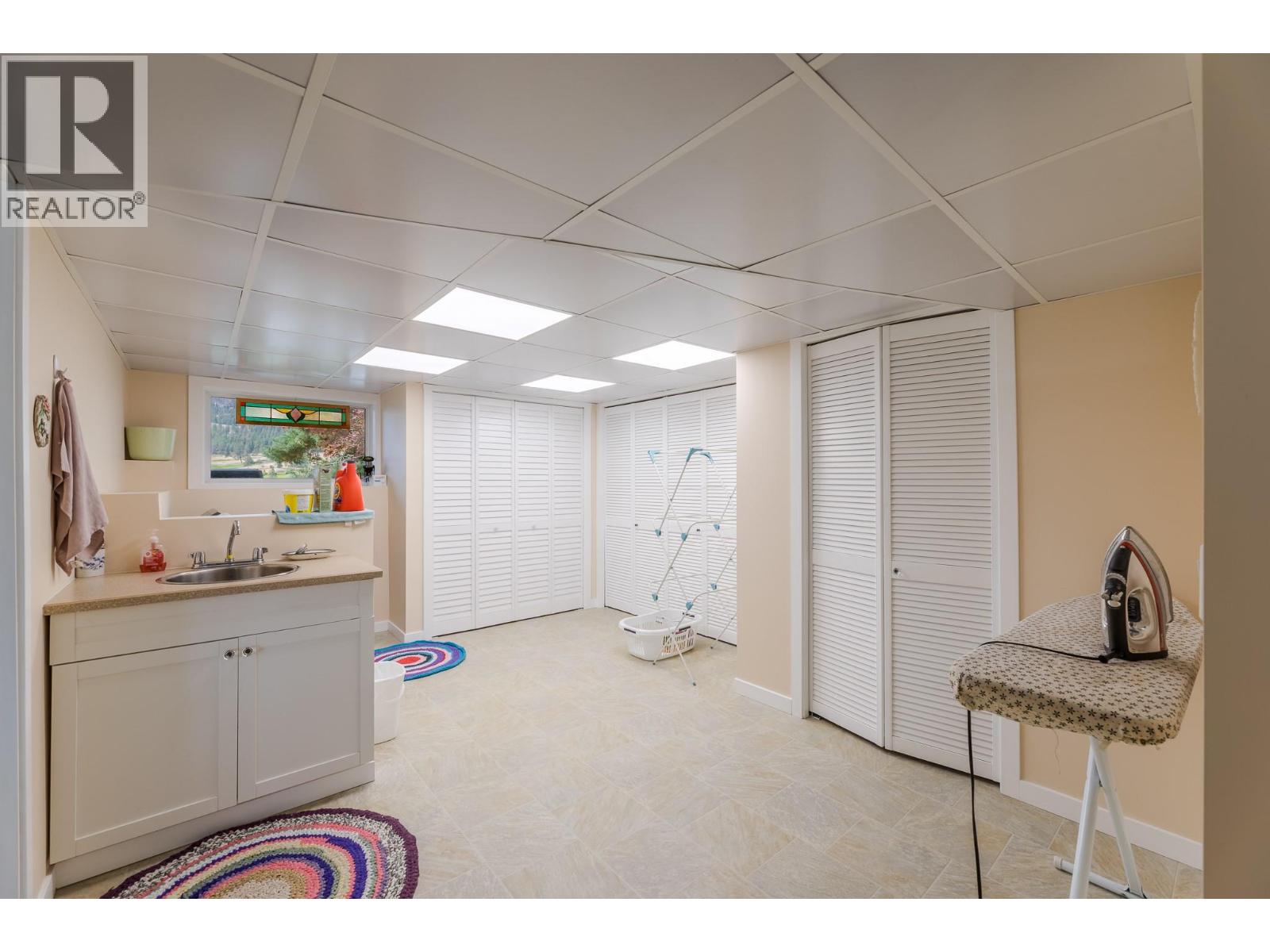 101 Knippelberg Road, Oliver