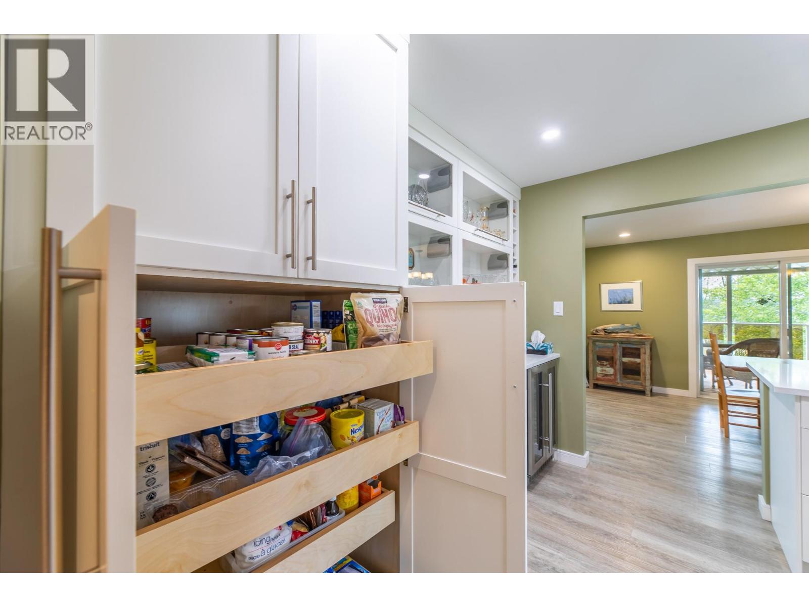 101 Knippelberg Road, Oliver