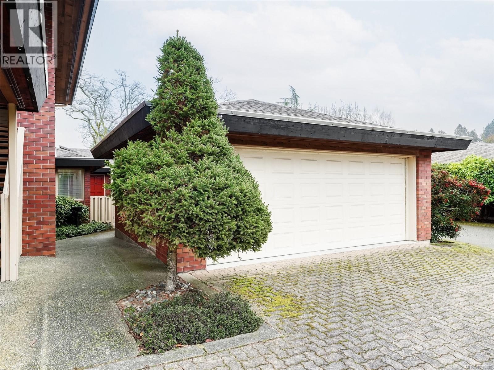 159 2345 Cedar Hill Cross Rd, Oak Bay