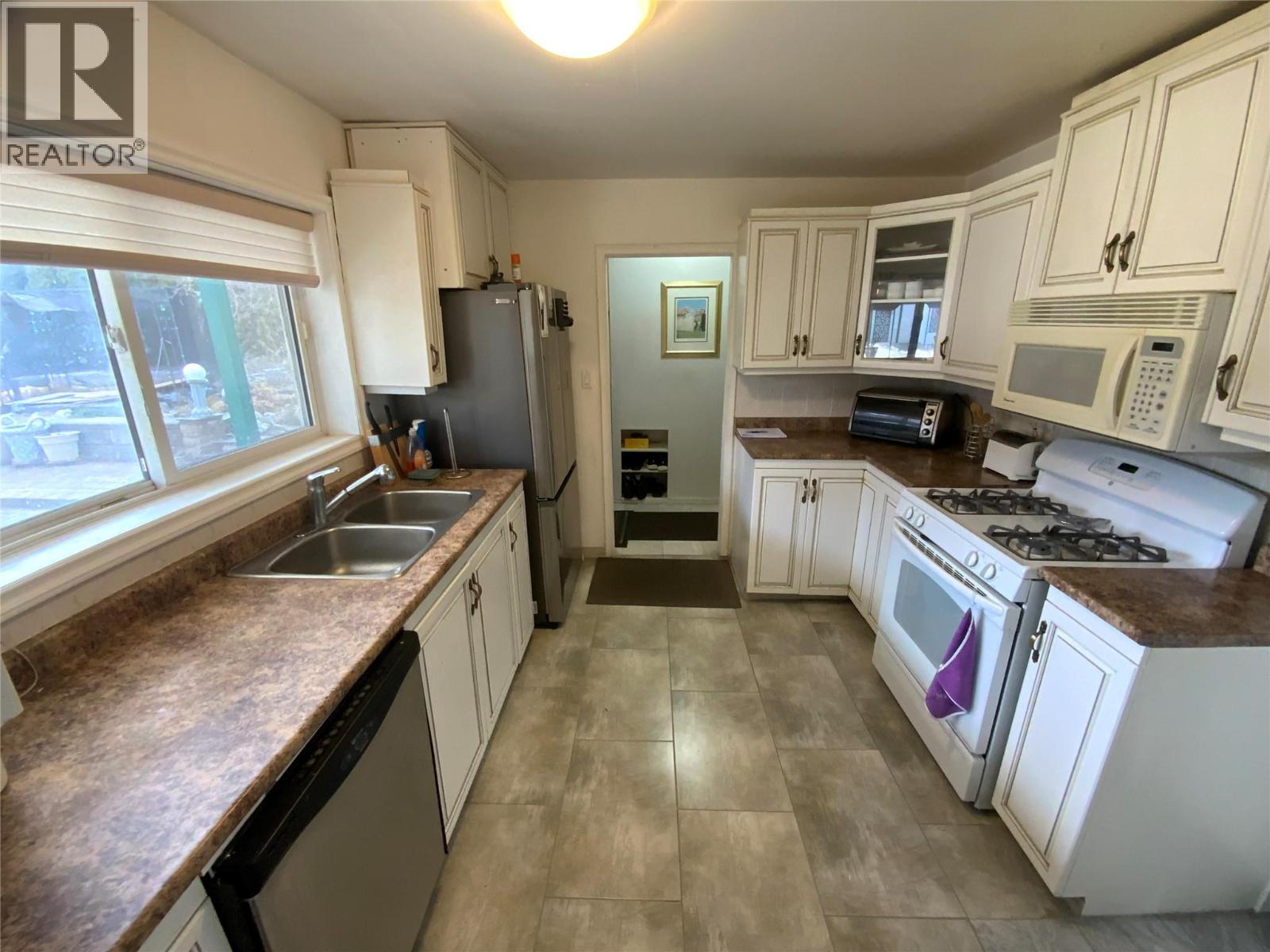 7805 Giants Head Road, Summerland