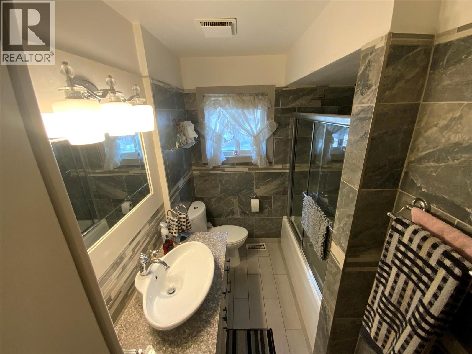 7805 Giants Head Road, Summerland