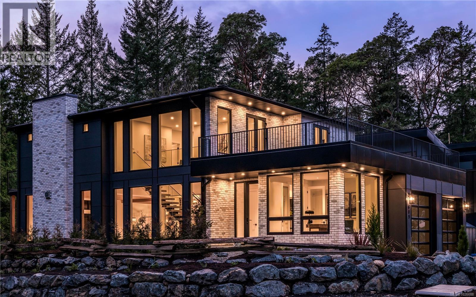 609 Medalist Ave, Colwood