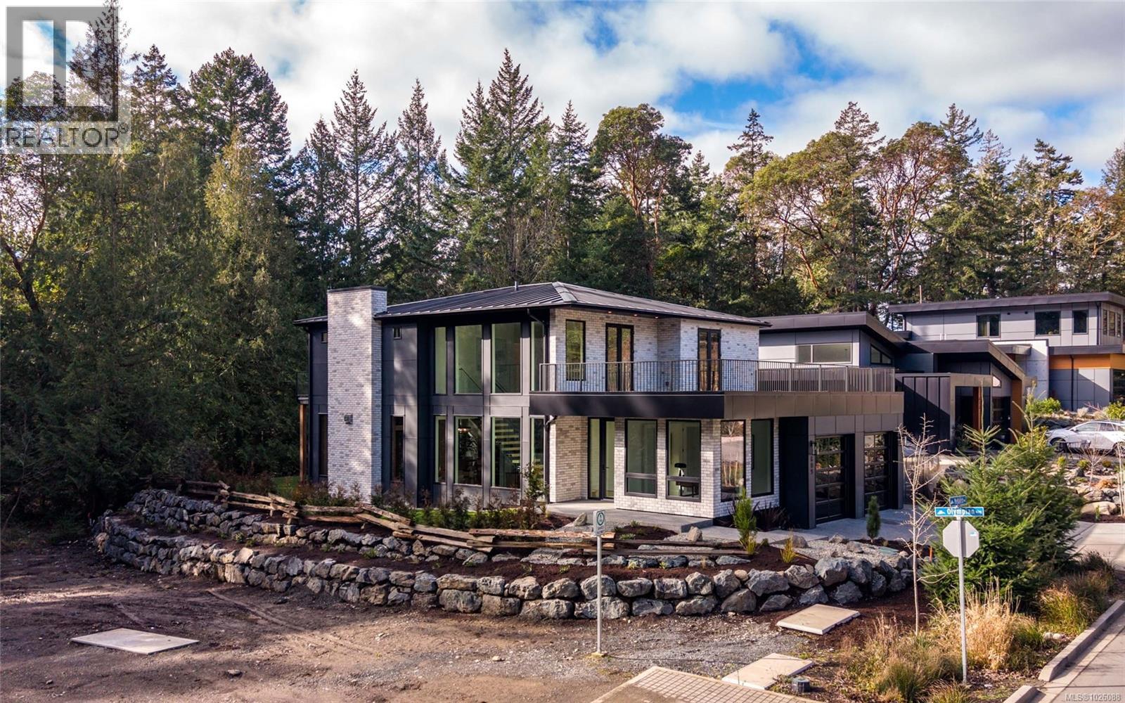 609 Medalist Ave, Colwood