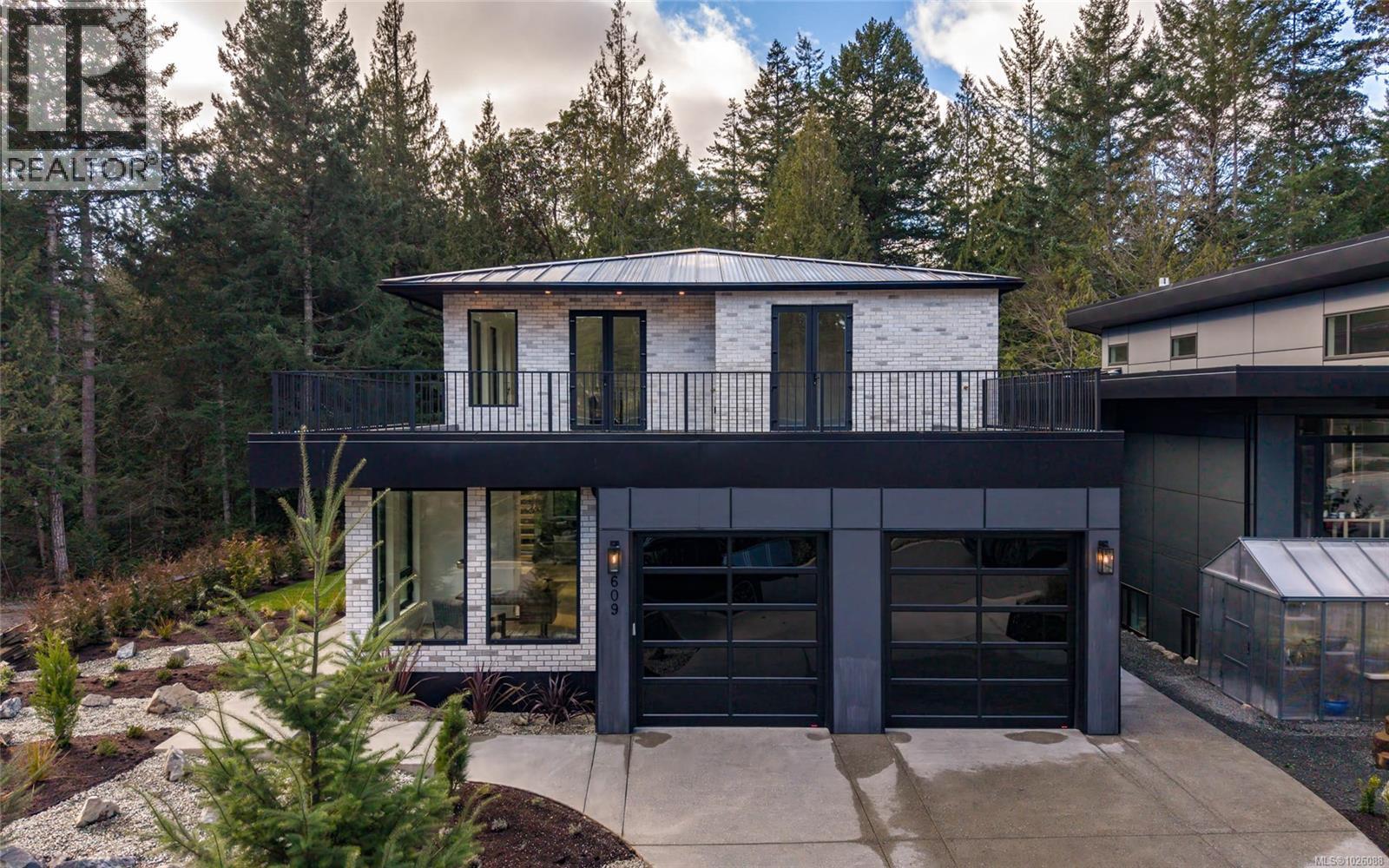 609 Medalist Ave, Colwood