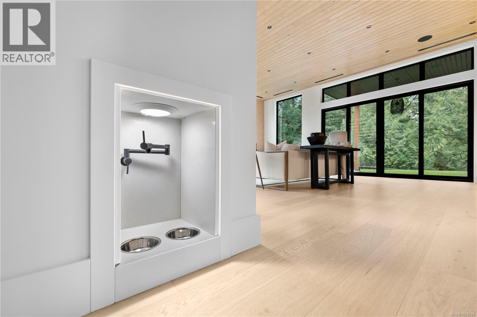 609 Medalist Ave, Colwood