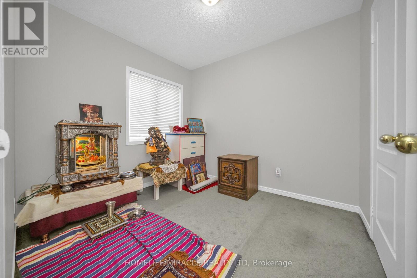 133 PRESSED BRICK DRIVE - 32