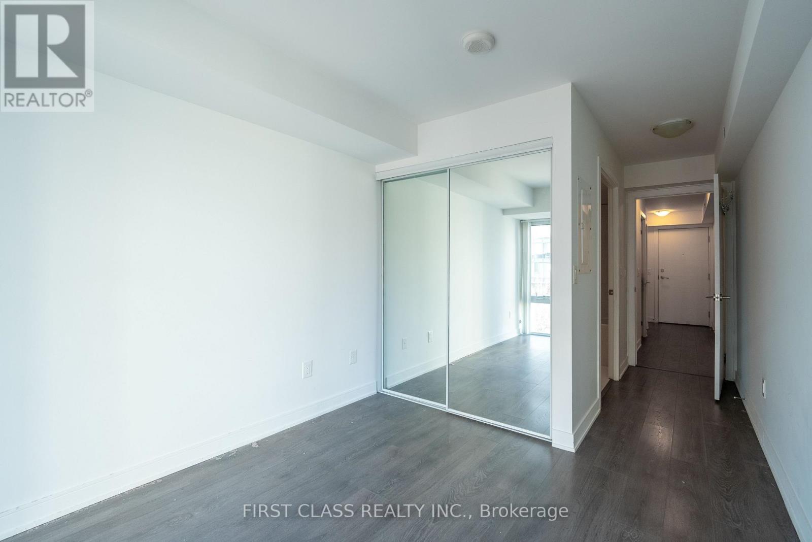 #1022 525 ADELAIDE STREET W - 4
