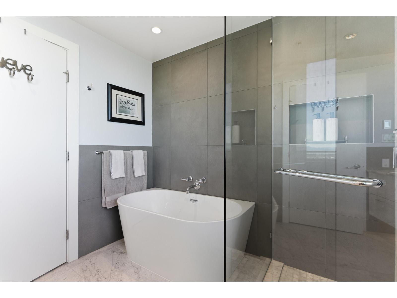 2001 1501 FOSTER STREET, White Rock