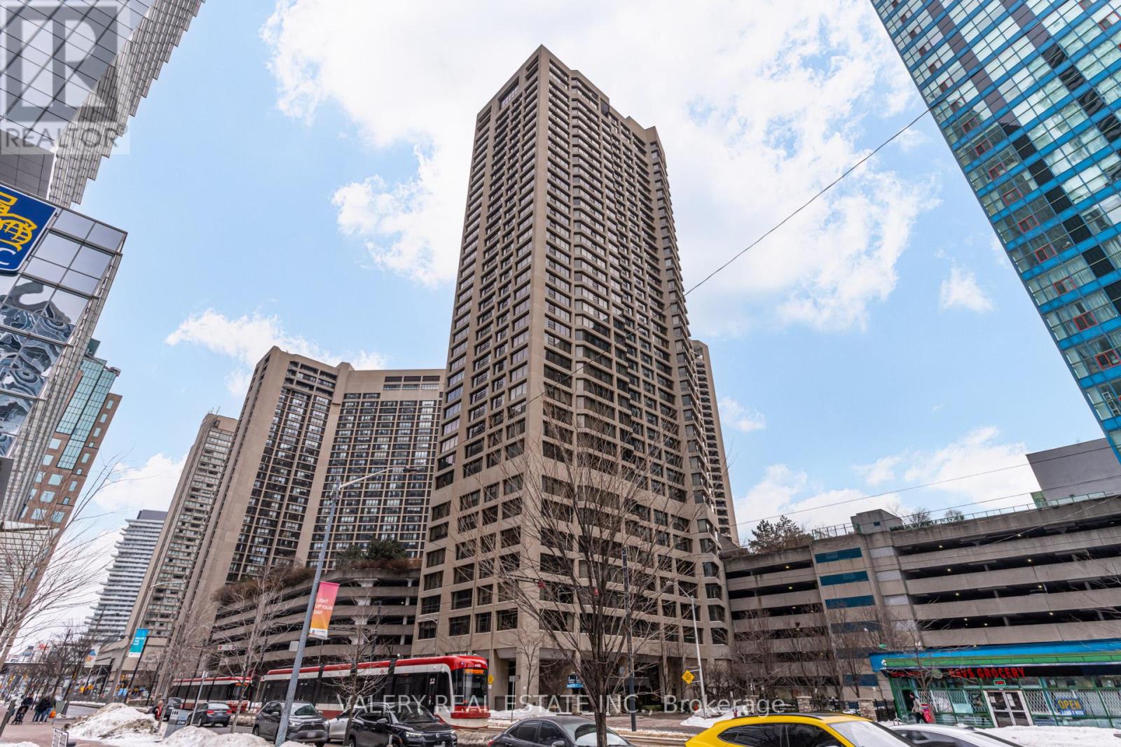 #1913 55 HARBOUR SQUARE - 1