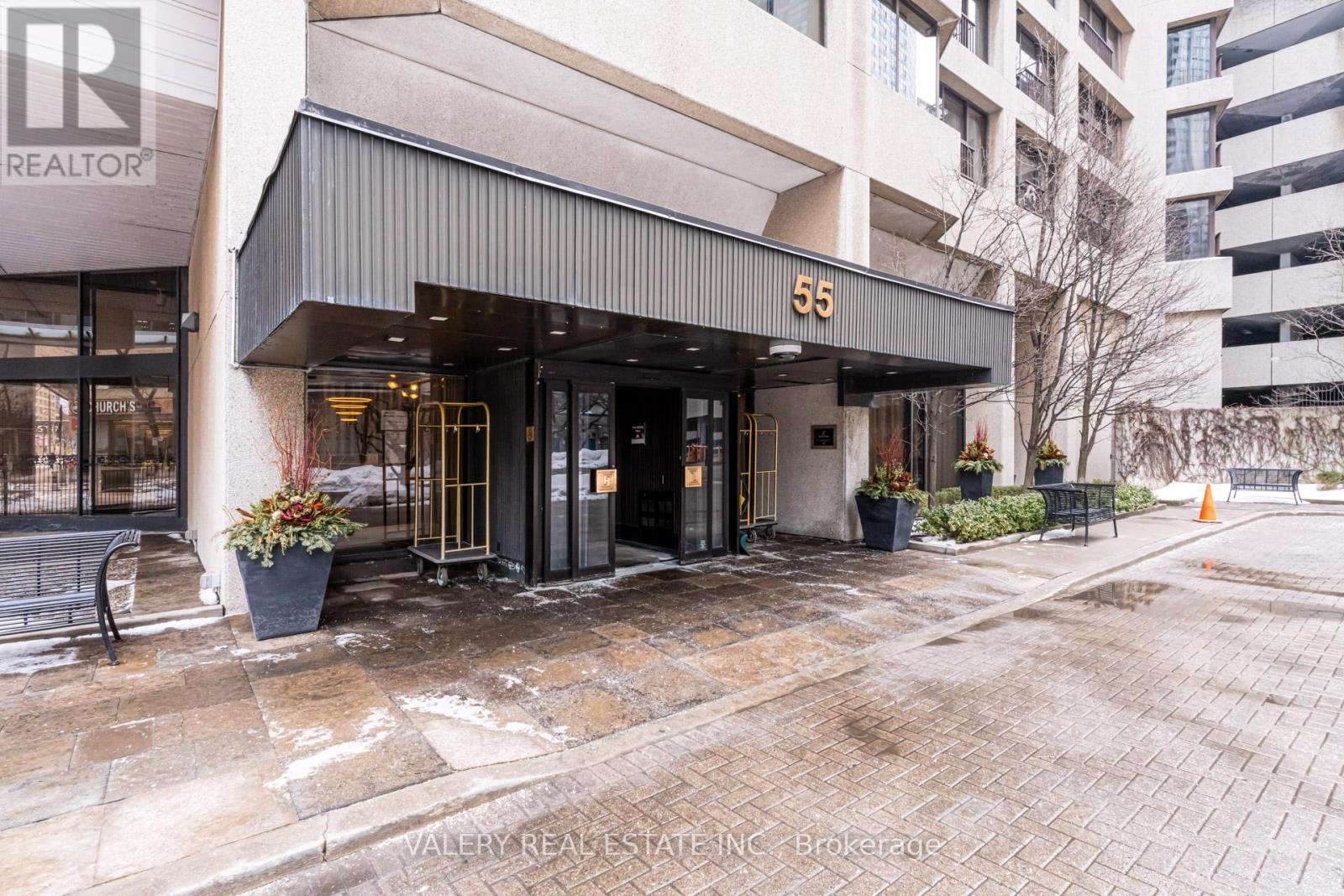 #1913 55 HARBOUR SQUARE - 19