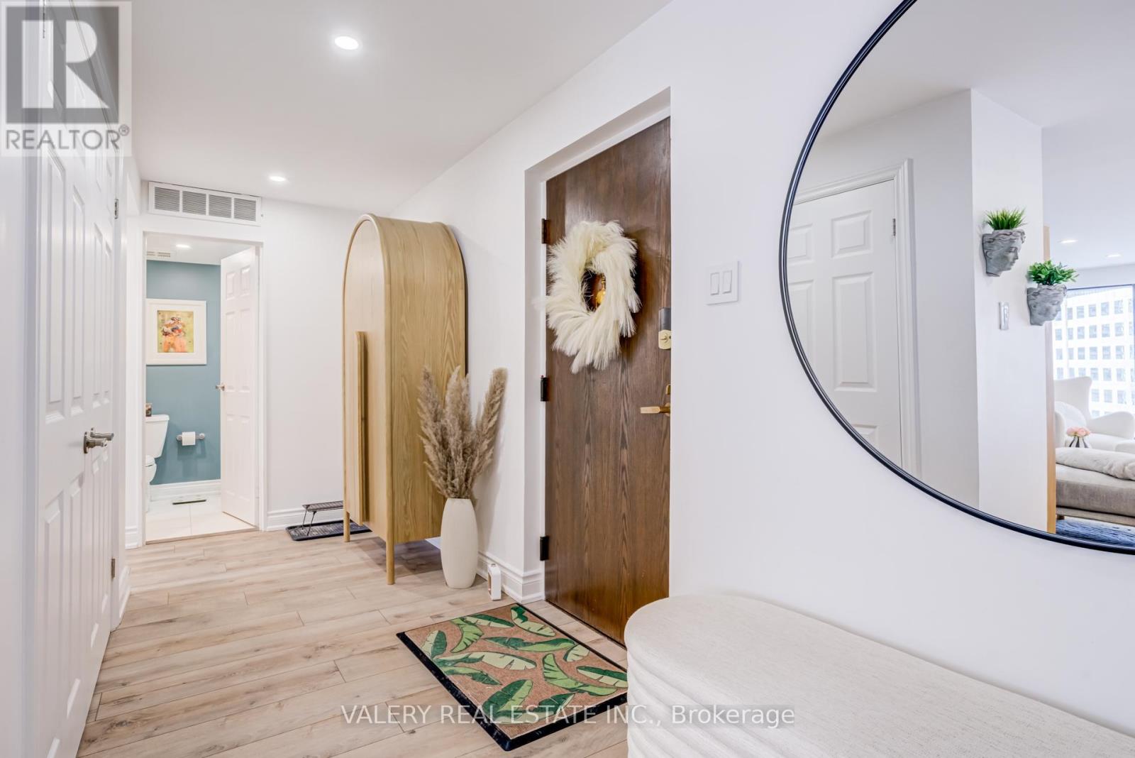 #1913 55 HARBOUR SQUARE - 21