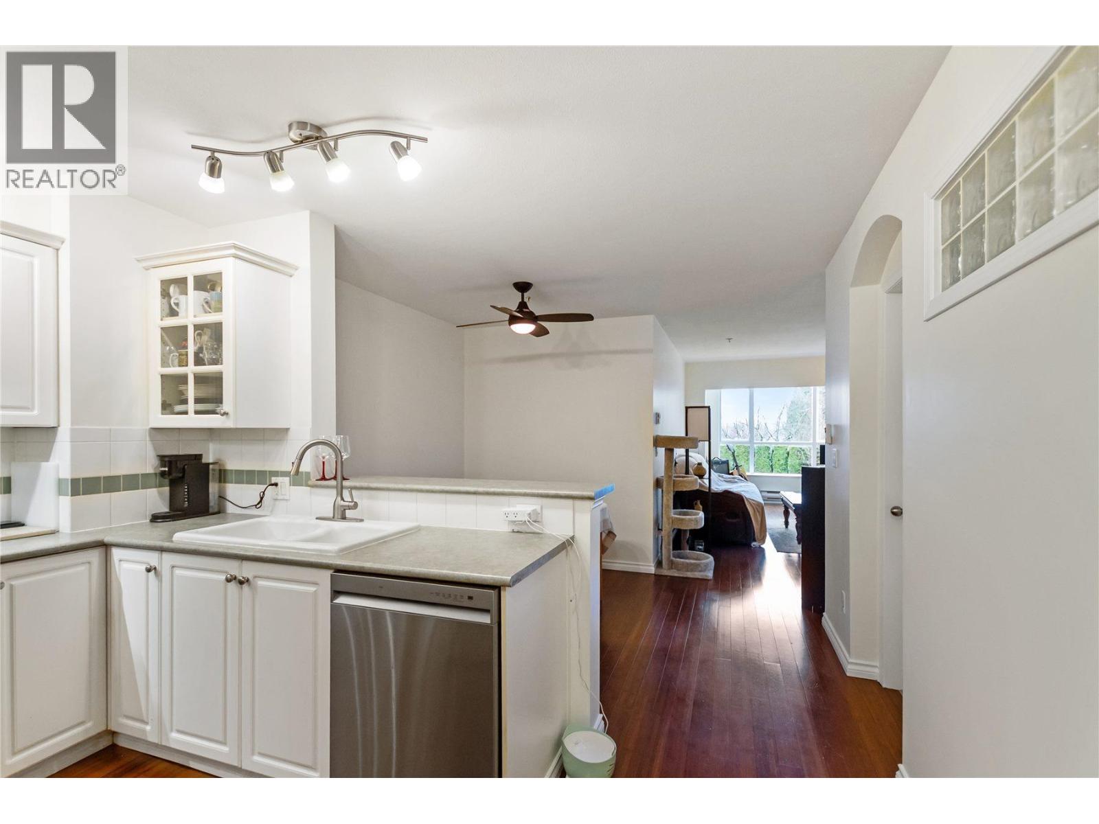 204 155 E 3RD STREET, North Vancouver