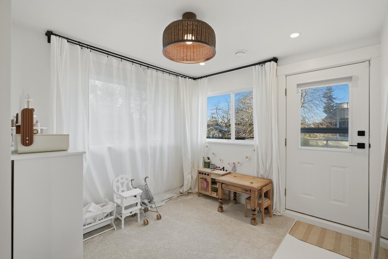 863 LEE STREET, White Rock