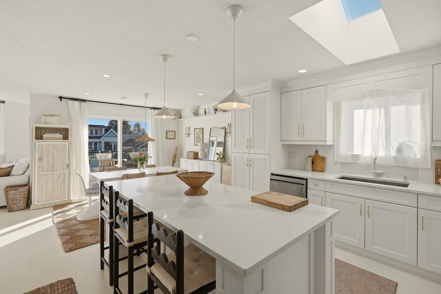 863 LEE STREET, White Rock