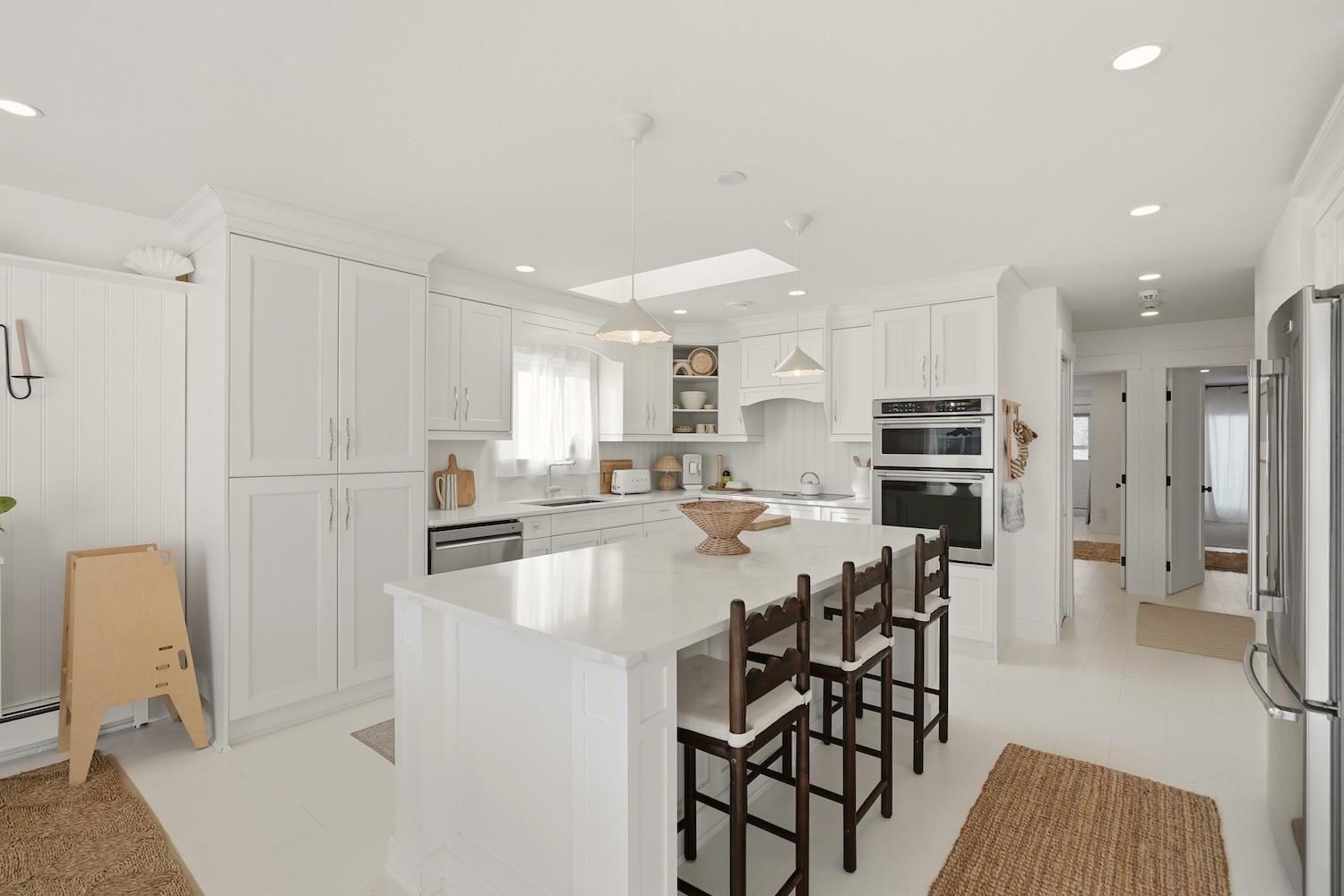 863 LEE STREET, White Rock