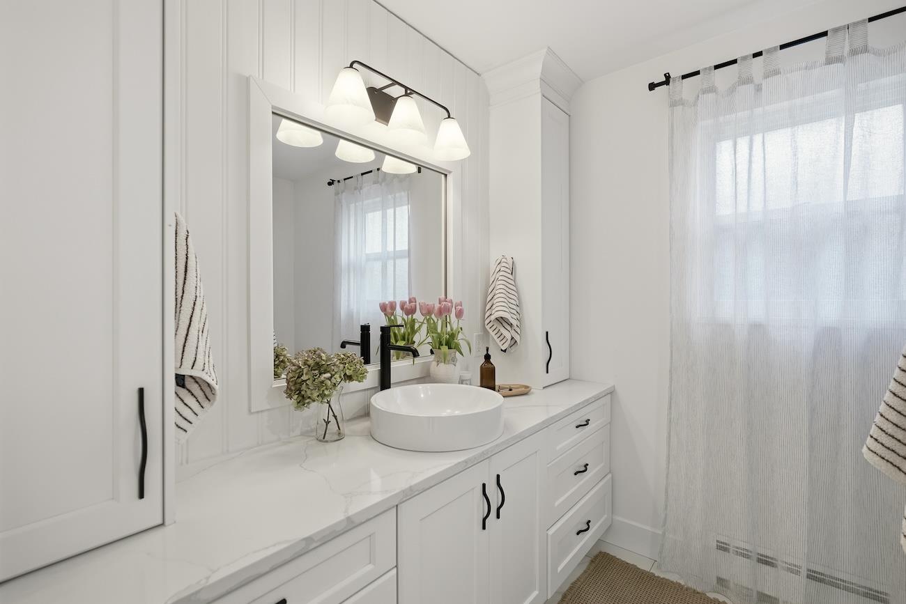 863 LEE STREET, White Rock