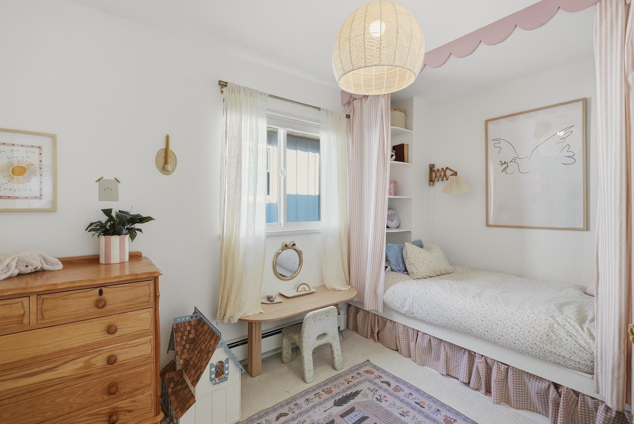 863 LEE STREET, White Rock