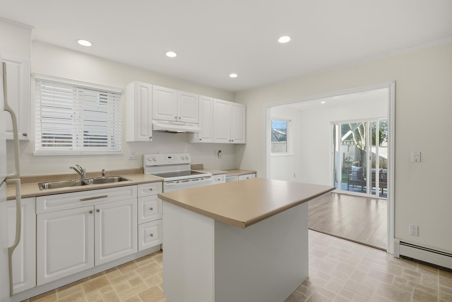 863 LEE STREET, White Rock