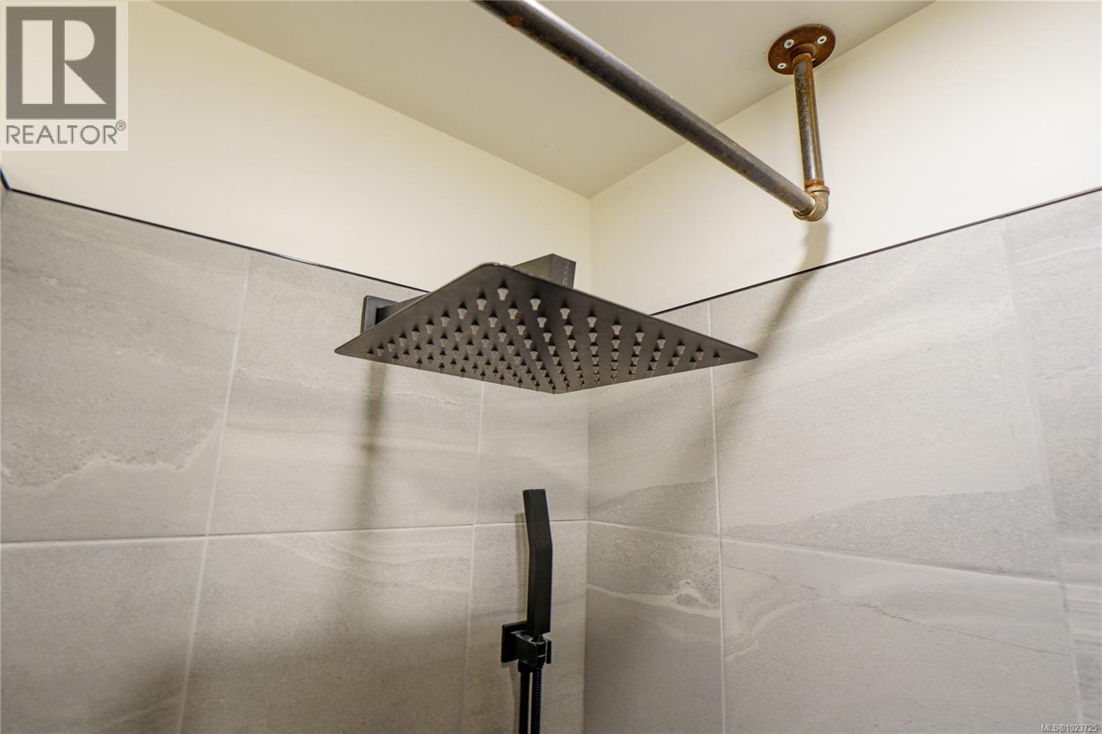 2 1553 Larch Rd, Ucluelet