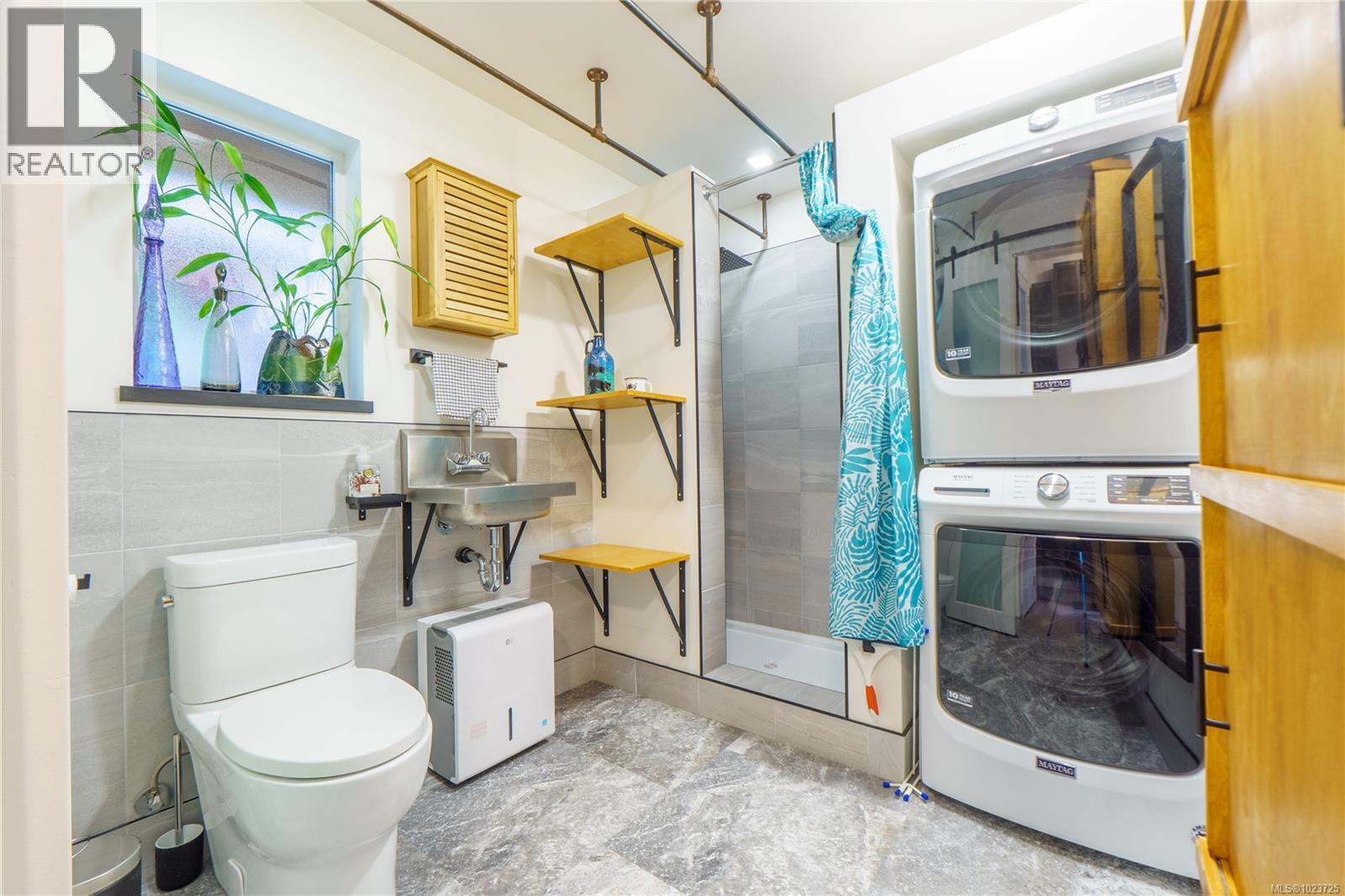 2 1553 Larch Rd, Ucluelet