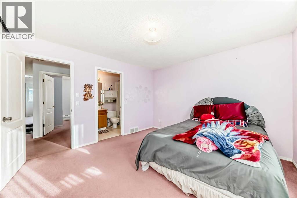 Single Family House for Sale in  Appleglen Park SE Applewood Park Calgary 