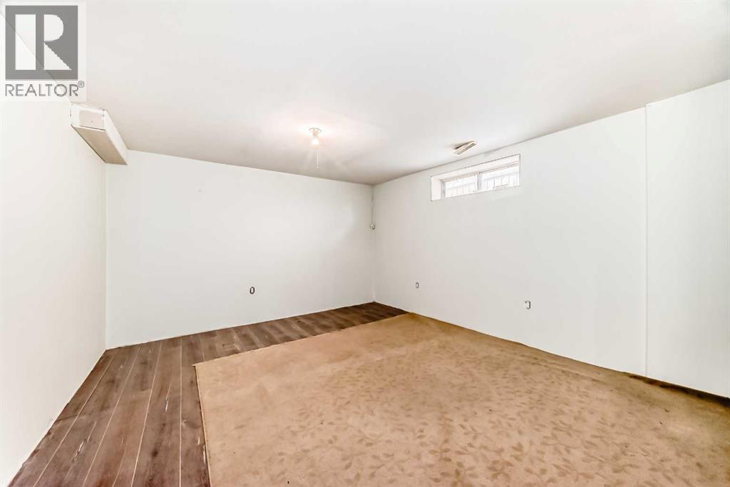 Single Family House for Sale in  Appleglen Park SE Applewood Park Calgary 