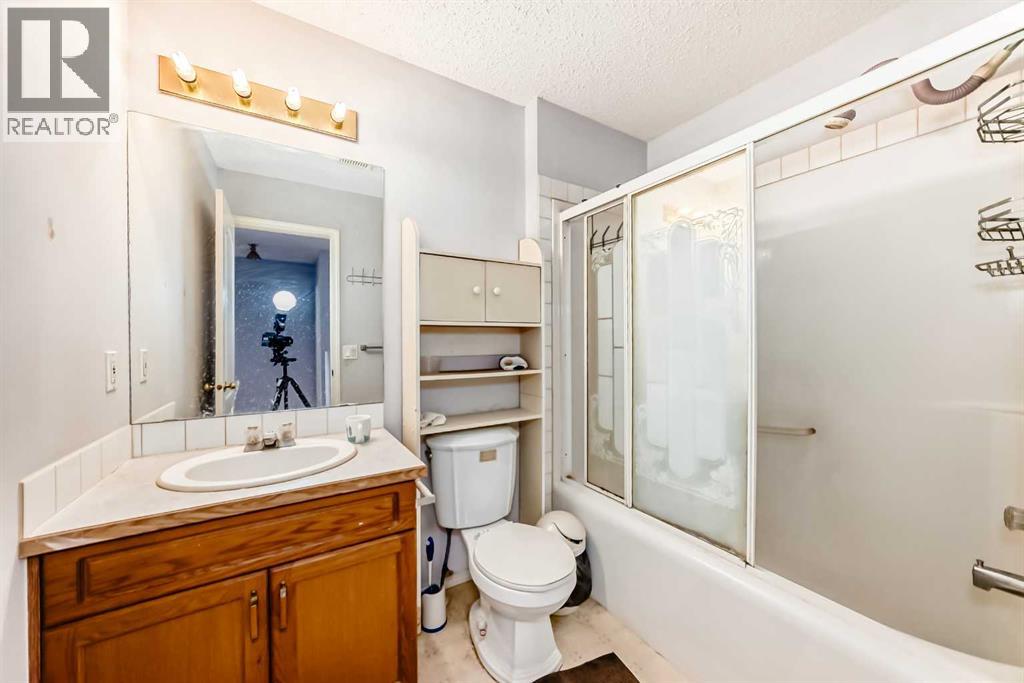 Single Family House for Sale in  Appleglen Park SE Applewood Park Calgary 