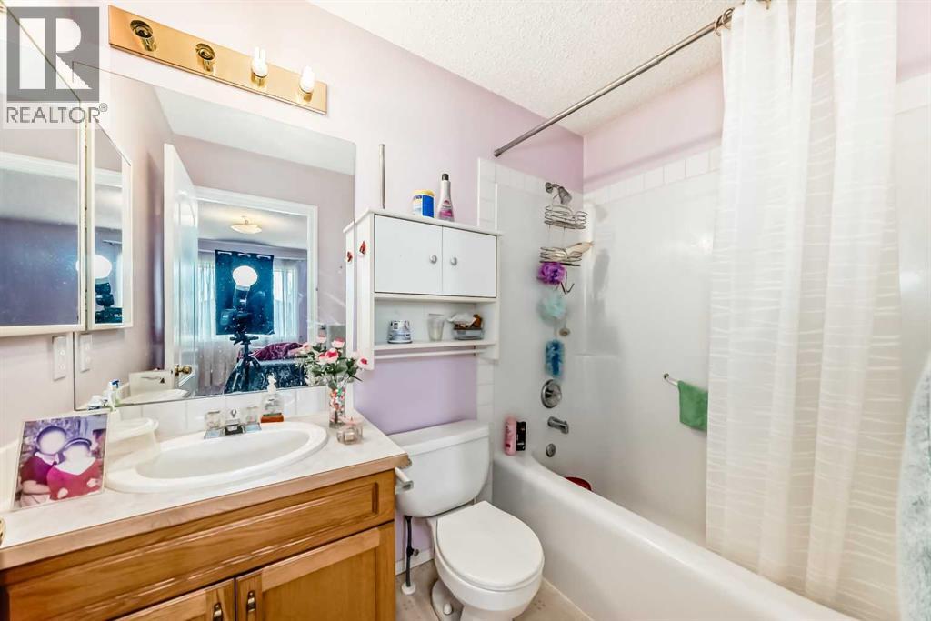 Single Family House for Sale in  Appleglen Park SE Applewood Park Calgary 