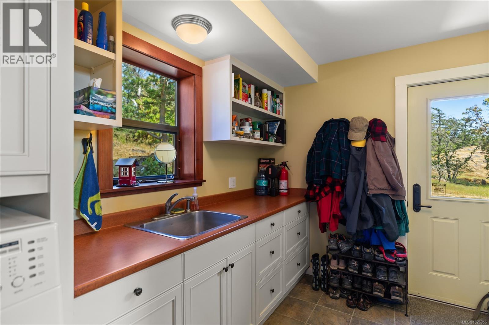 730 Treetops Spur, Sidney Island