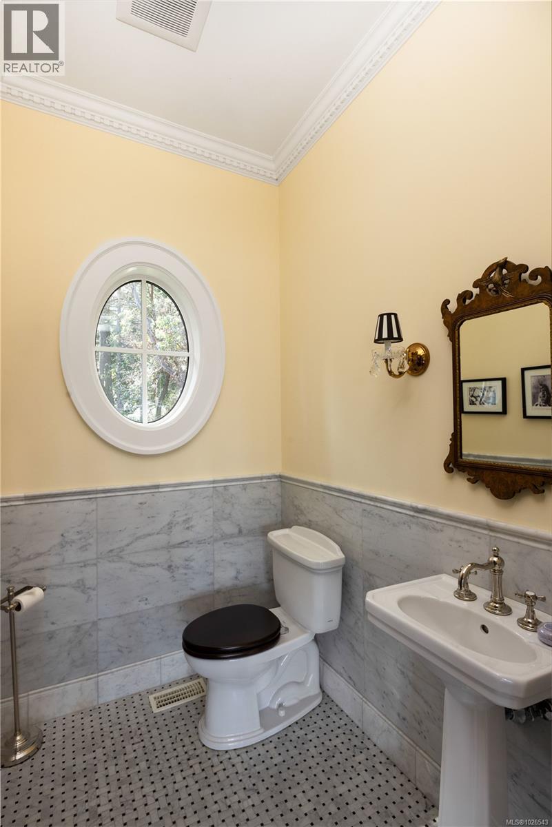  2600 Queenswood Drive, Saanich