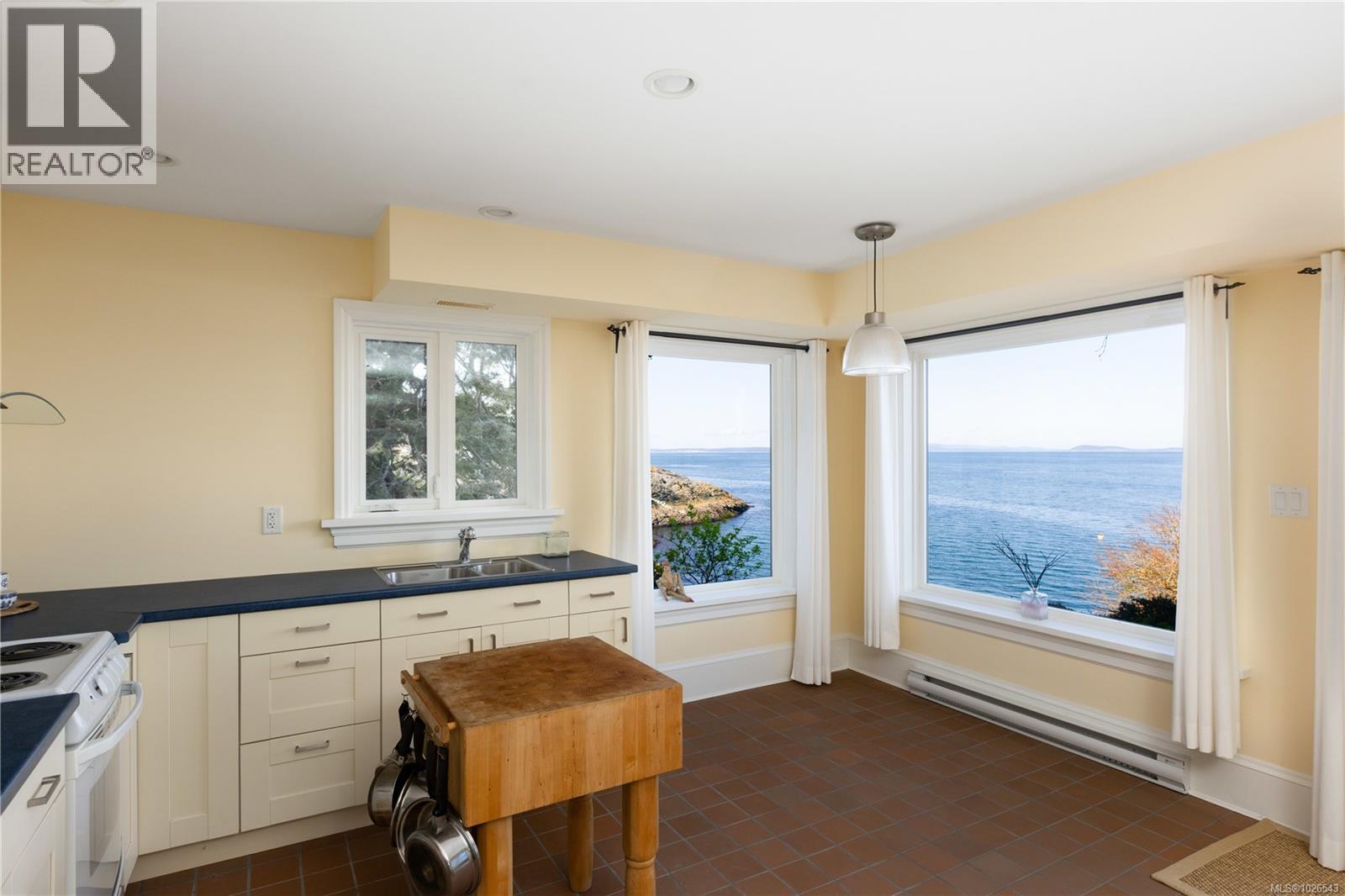  2600 Queenswood Drive, Saanich