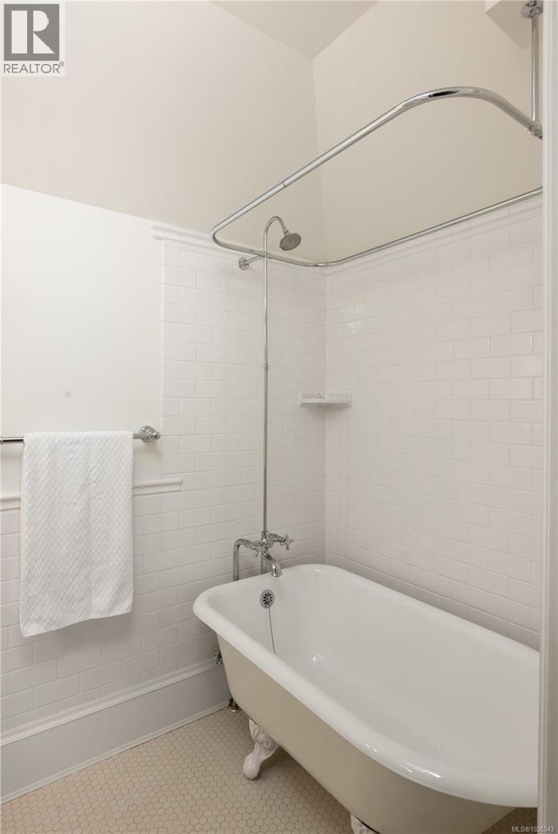  2600 Queenswood Drive, Saanich