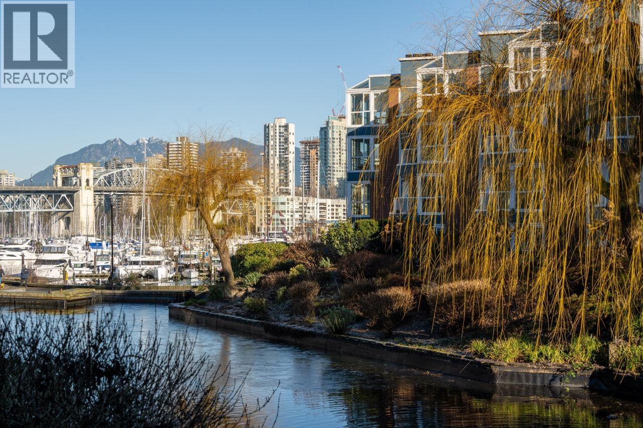 302 1502 ISLAND PARK WALK - Photo 3 of 31, Vancouver, British Columbia