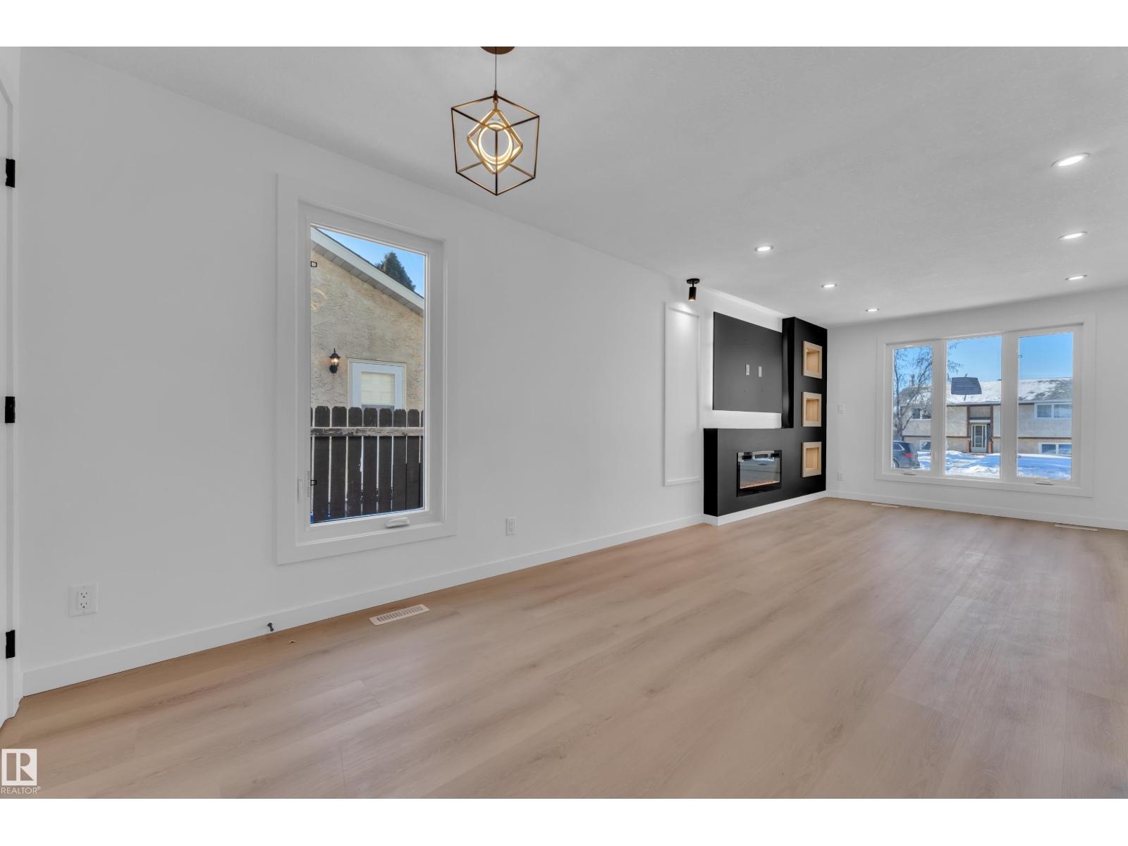 1755 37 ST NW - Photo 5 of 49, Edmonton, Alberta