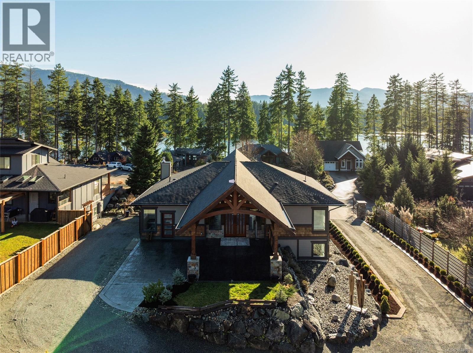 7343 Lakefront Pl, Lake Cowichan