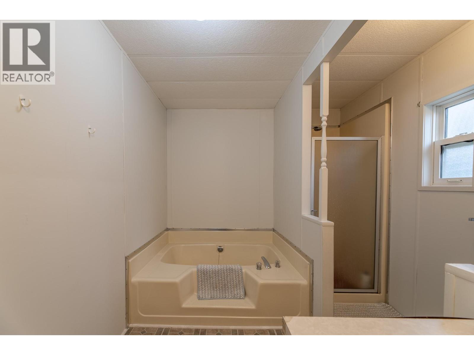 2096 Main Street, Cawston