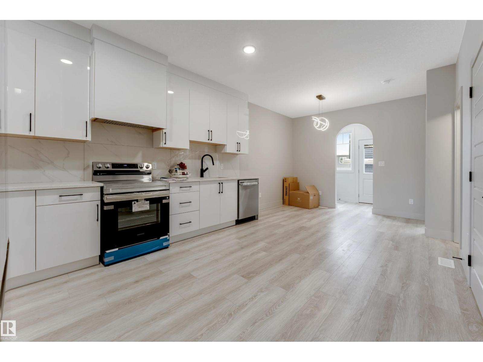 4371 37 ST - 10