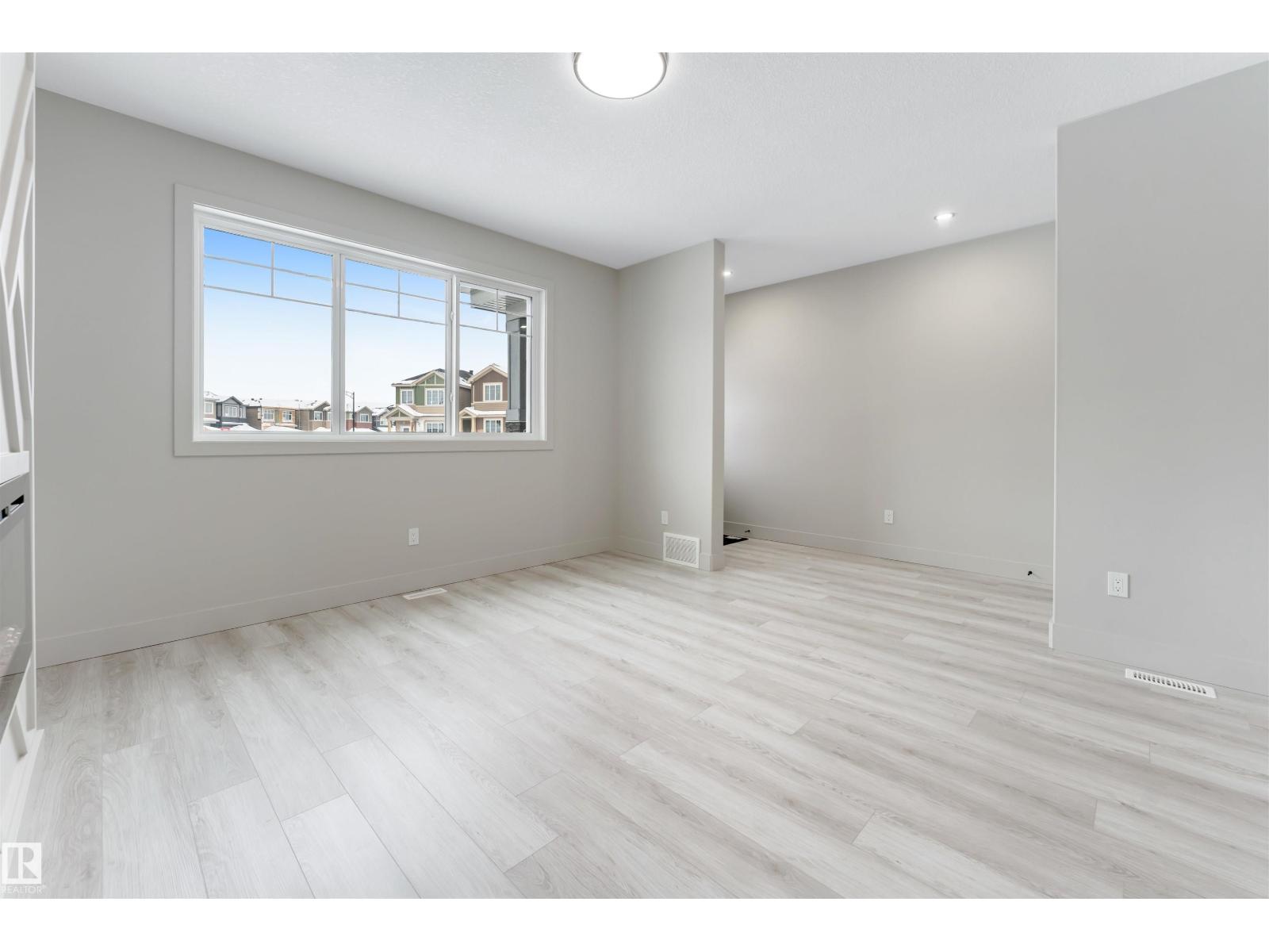 4371 37 ST - 32
