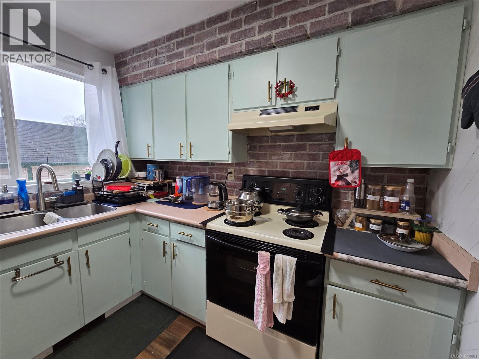 7312 Pine Dr, Port Hardy