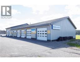 323 Madawaska Road, photo 2