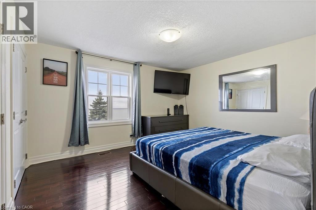 1073 NORTH SERVICE Road - 22