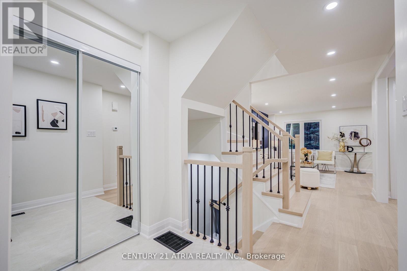 590 Sandhurst Circle 10