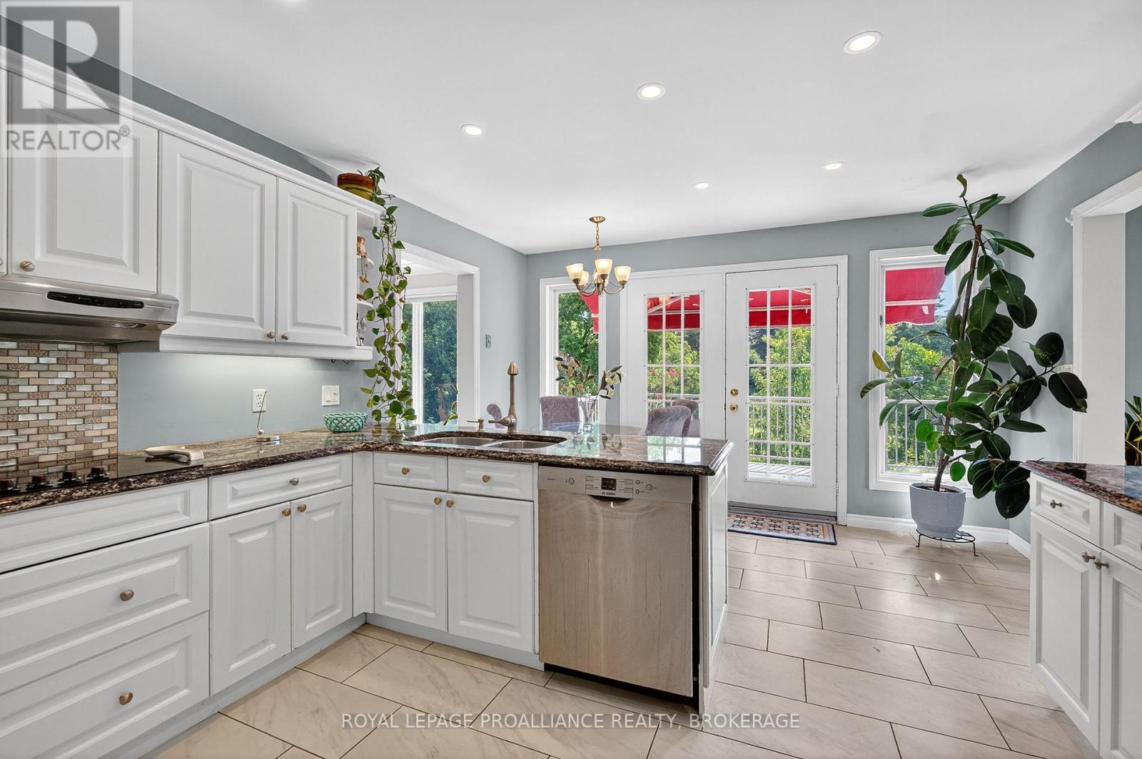 1098 CAITLIN CRESCENT - 13
