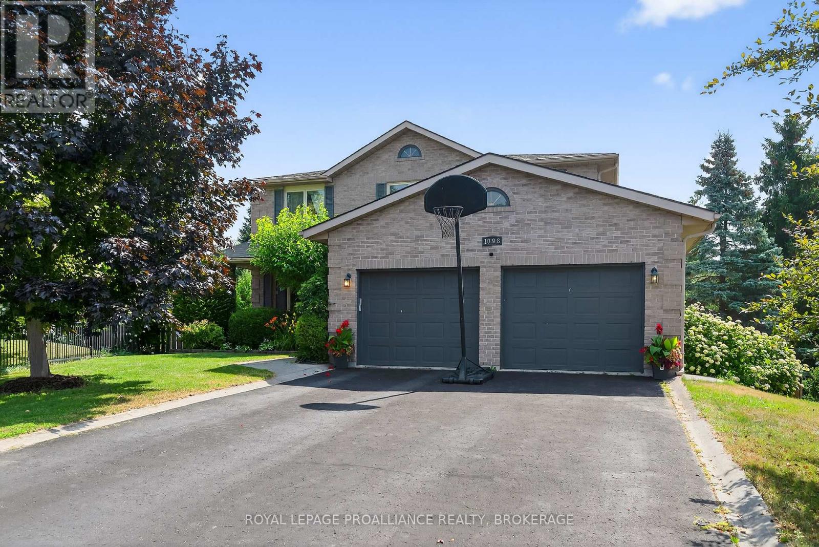 1098 CAITLIN CRESCENT - 2