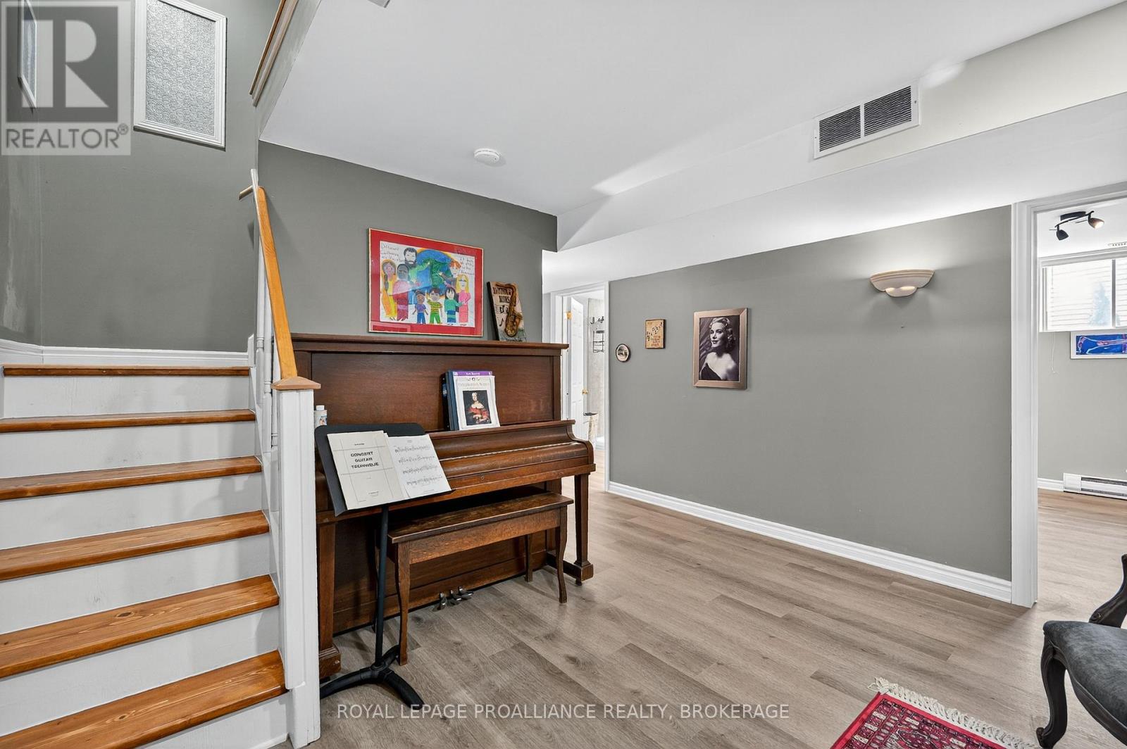 1098 CAITLIN CRESCENT - 36
