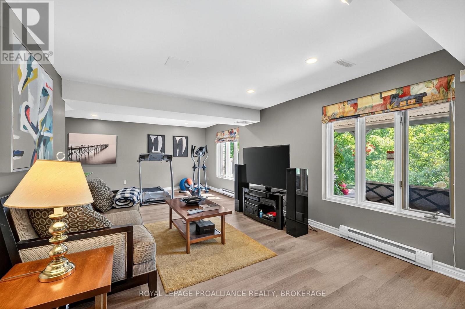 1098 CAITLIN CRESCENT - 40