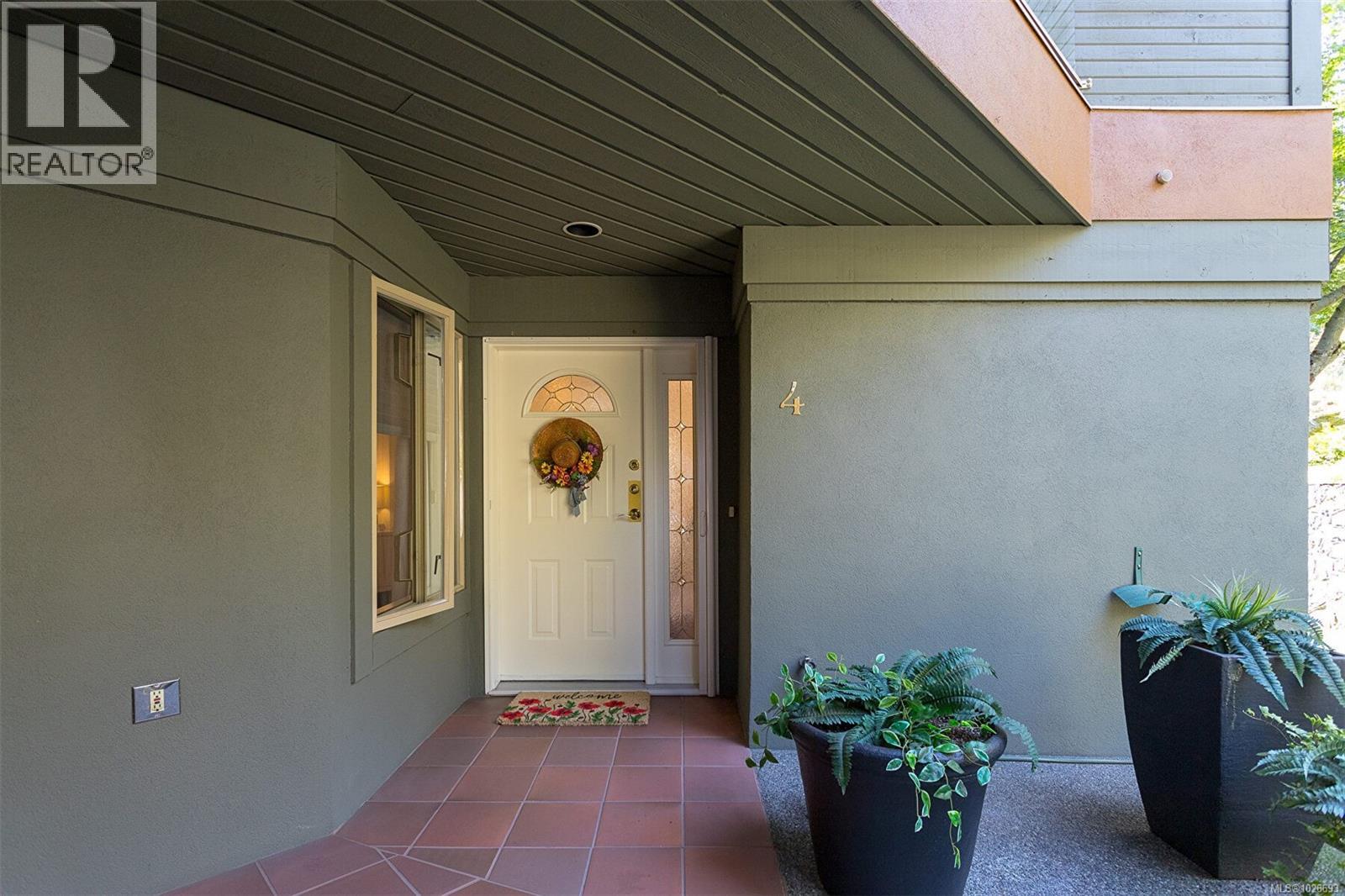 4 910 Maltwood Terrace, Saanich