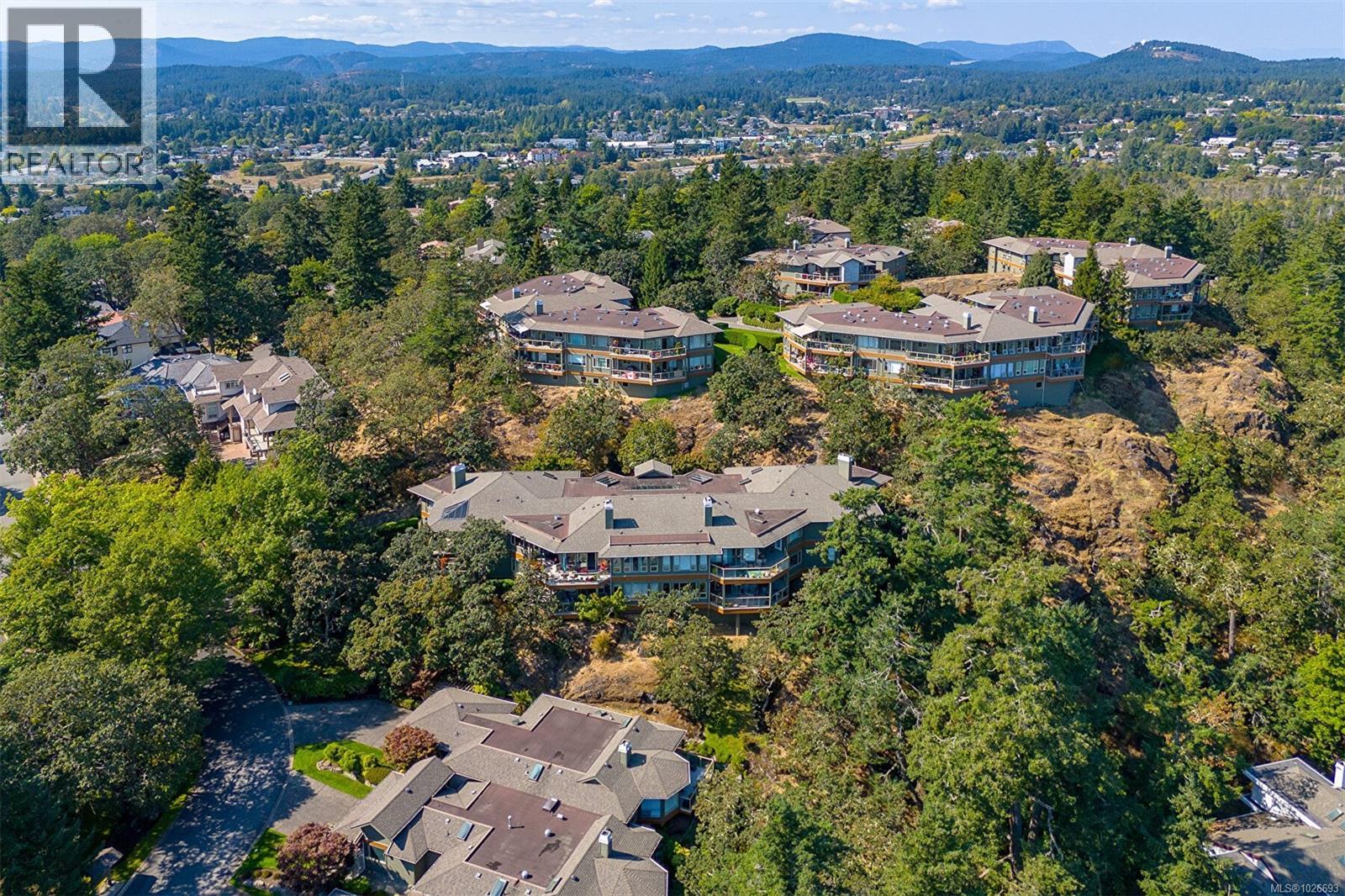 4 910 Maltwood Terrace, Saanich