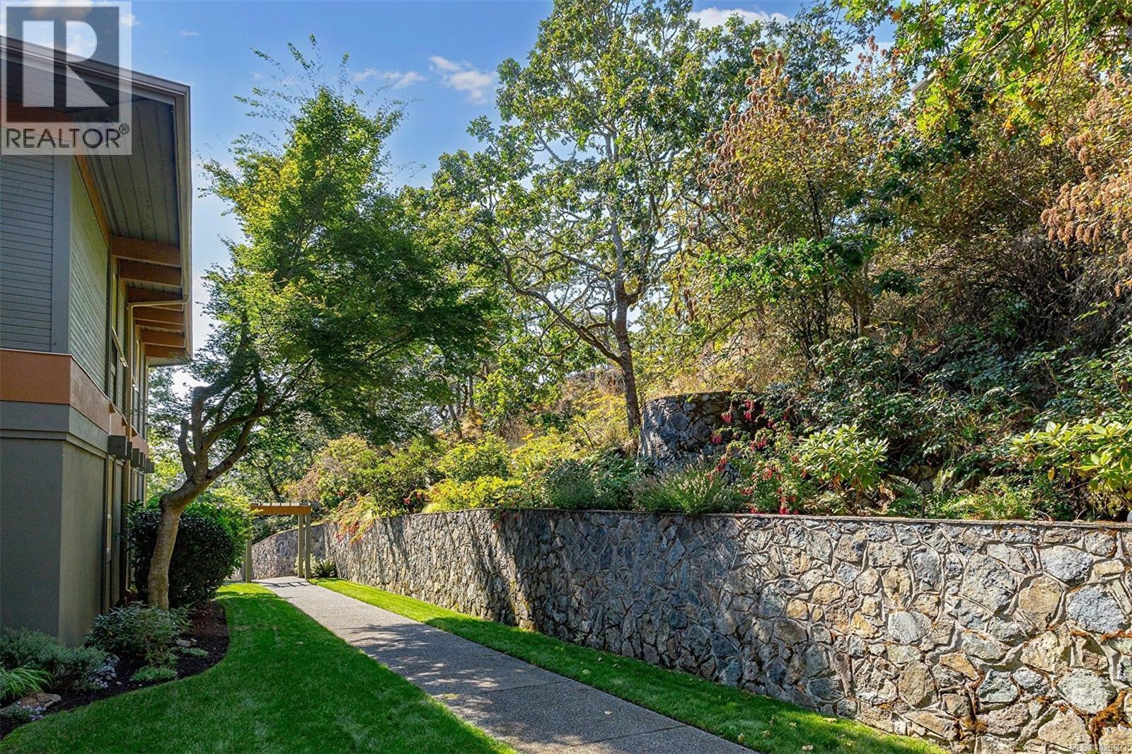 4 910 Maltwood Terrace, Saanich